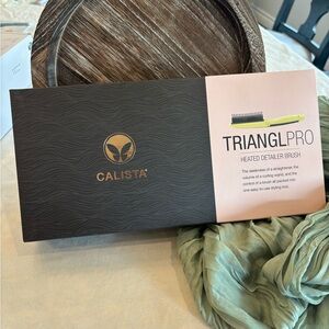 Calista TrianglPro Heated Detailer Brush - Black and Gold